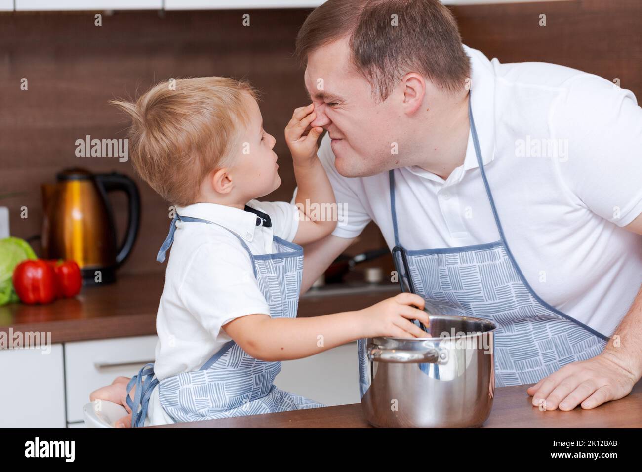 Der Junge Und Sein Vater Bereiten Gemeinsam In Der Küche Zu Hause Suppe ...