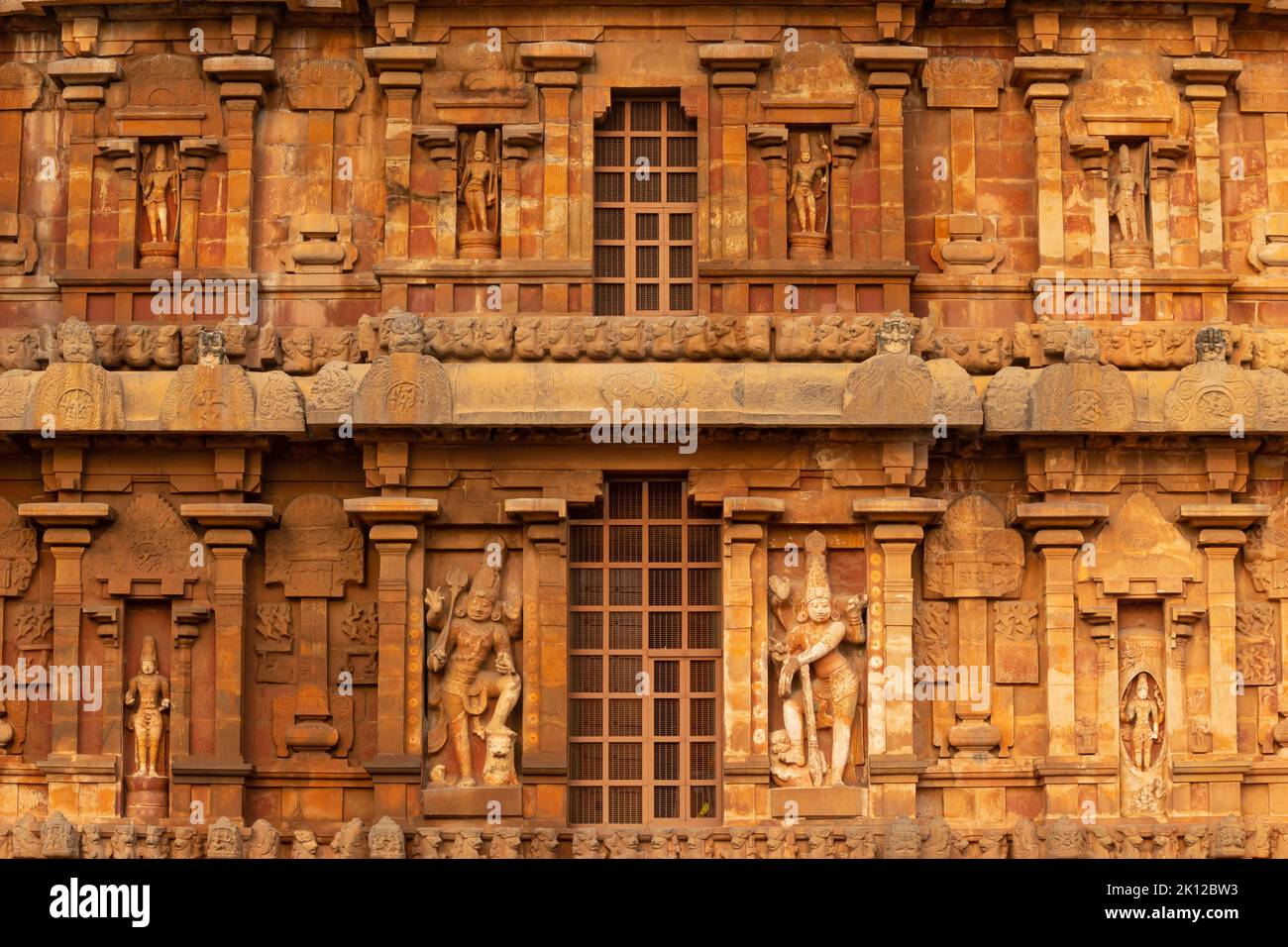 Die schöne Schnitzerei Skulptur auf dem Brihadeshwara Tempel, Thanjavur, Tamilnadu, Indien. Stockfoto