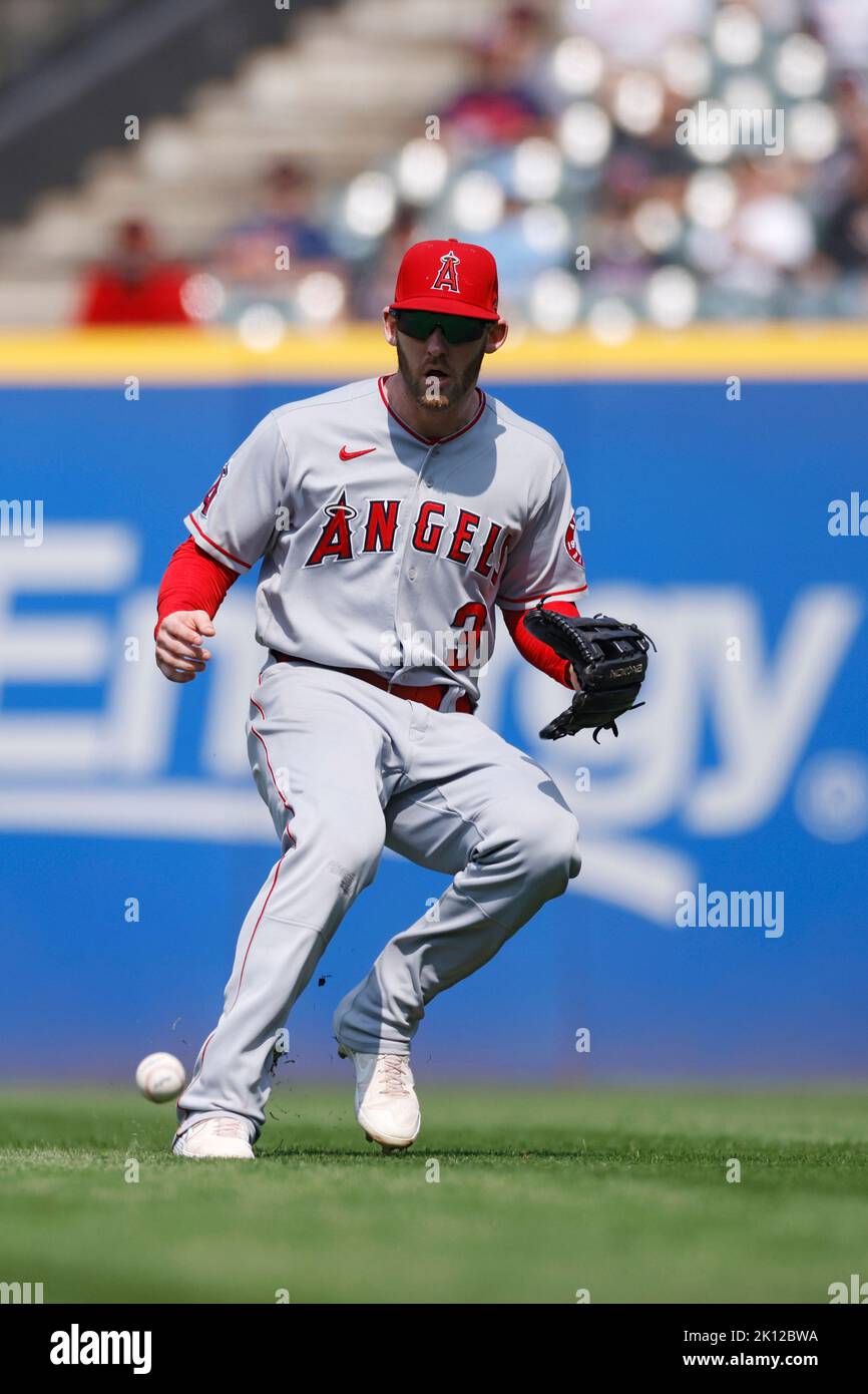 CLEVELAND, OH - 14. SEPTEMBER: Taylor Ward (3) der Los Angeles Angels sieht zu, wie der Ball vor ihm fällt, während eines MLB-Spiels gegen die Cleveland Guardians am 14. September 2022 im Progressive Field in Cleveland, Ohio. (Foto: Joe Robbins/Image of Sport) Stockfoto