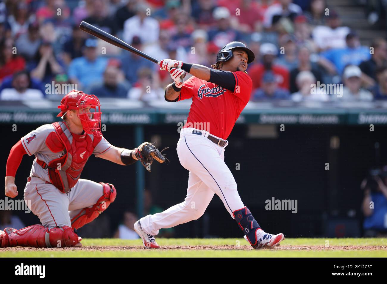 CLEVELAND, OH - 14. SEPTEMBER: Der dritte Baseman Jose Ramirez (11) der Cleveland Guardians schlägt am 14. September 2022 im Progressive Field in Cleveland, Ohio, einen Zweikampf ins rechte Feld, um im 8. Inning eines MLB-Spiels gegen die Los Angeles Angels zu brechen. (Foto: Joe Robbins/Image of Sport) Stockfoto