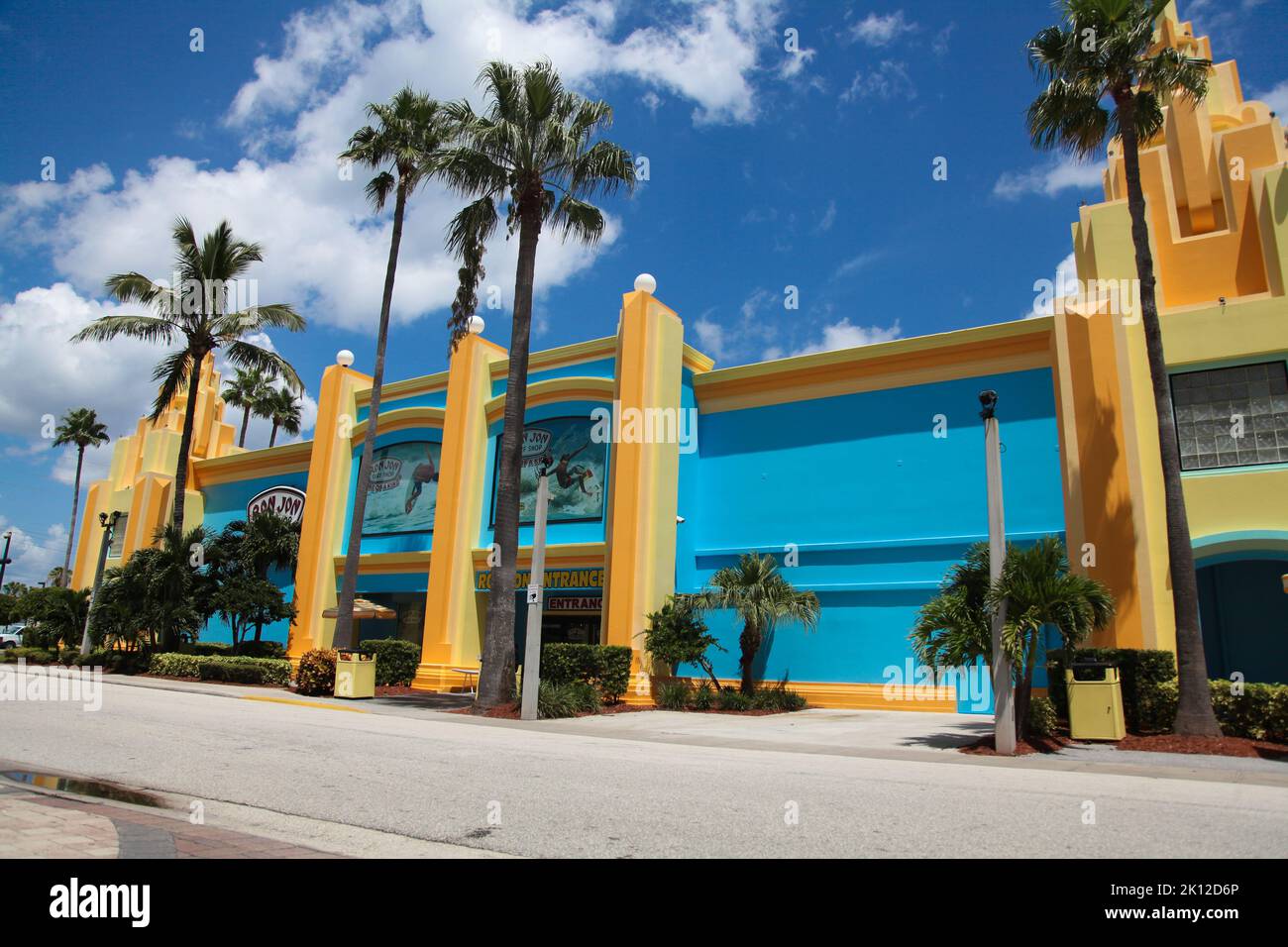 Ron Jon Surf Shop in Cocoa Beach, Florida, USA. Ron Jon Surf Shop ist ein Surfer Style Store Kette wurde 1959 gegründet. Stockfoto