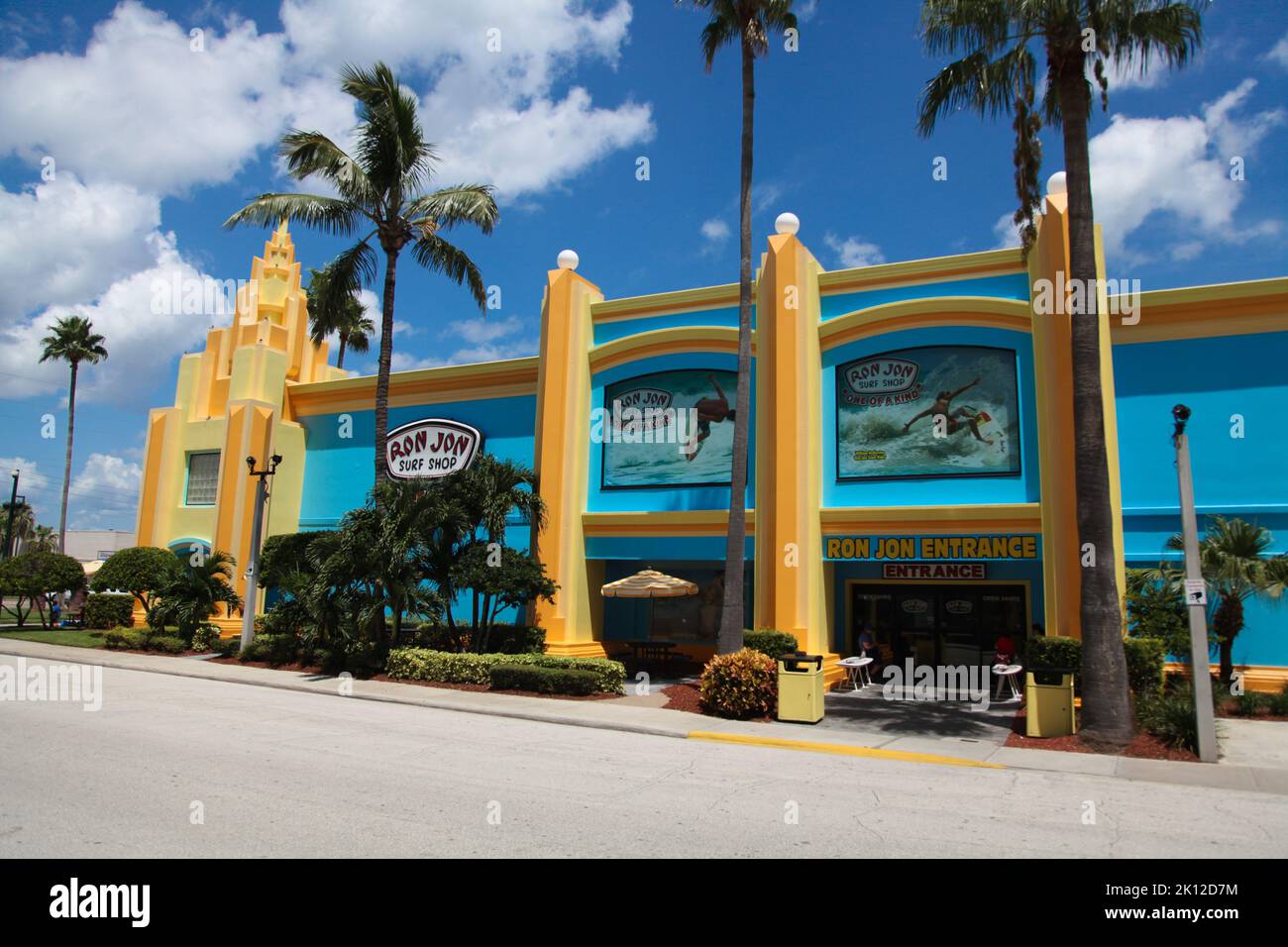 Ron Jon Surf Shop in Cocoa Beach, Florida, USA. Ron Jon Surf Shop ist ein Surfer Style Store Kette wurde 1959 gegründet. Stockfoto