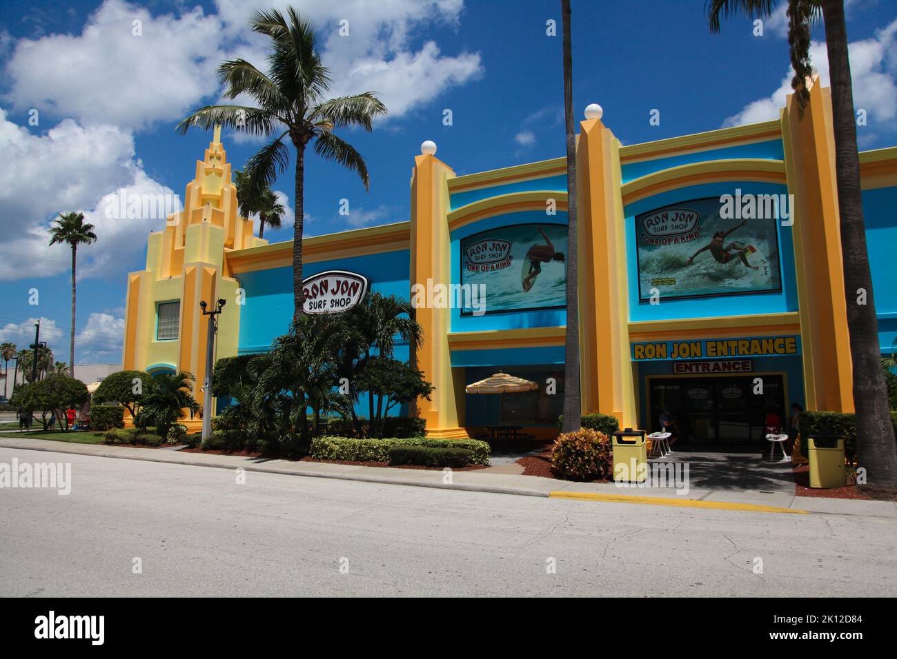 Ron Jon Surf Shop in Cocoa Beach, Florida, USA. Ron Jon Surf Shop ist ein Surfer Style Store Kette wurde 1959 gegründet. Stockfoto