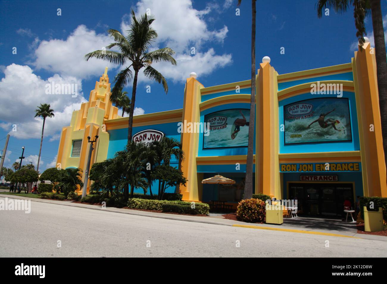 Ron Jon Surf Shop in Cocoa Beach, Florida, USA. Ron Jon Surf Shop ist ein Surfer Style Store Kette wurde 1959 gegründet. Stockfoto