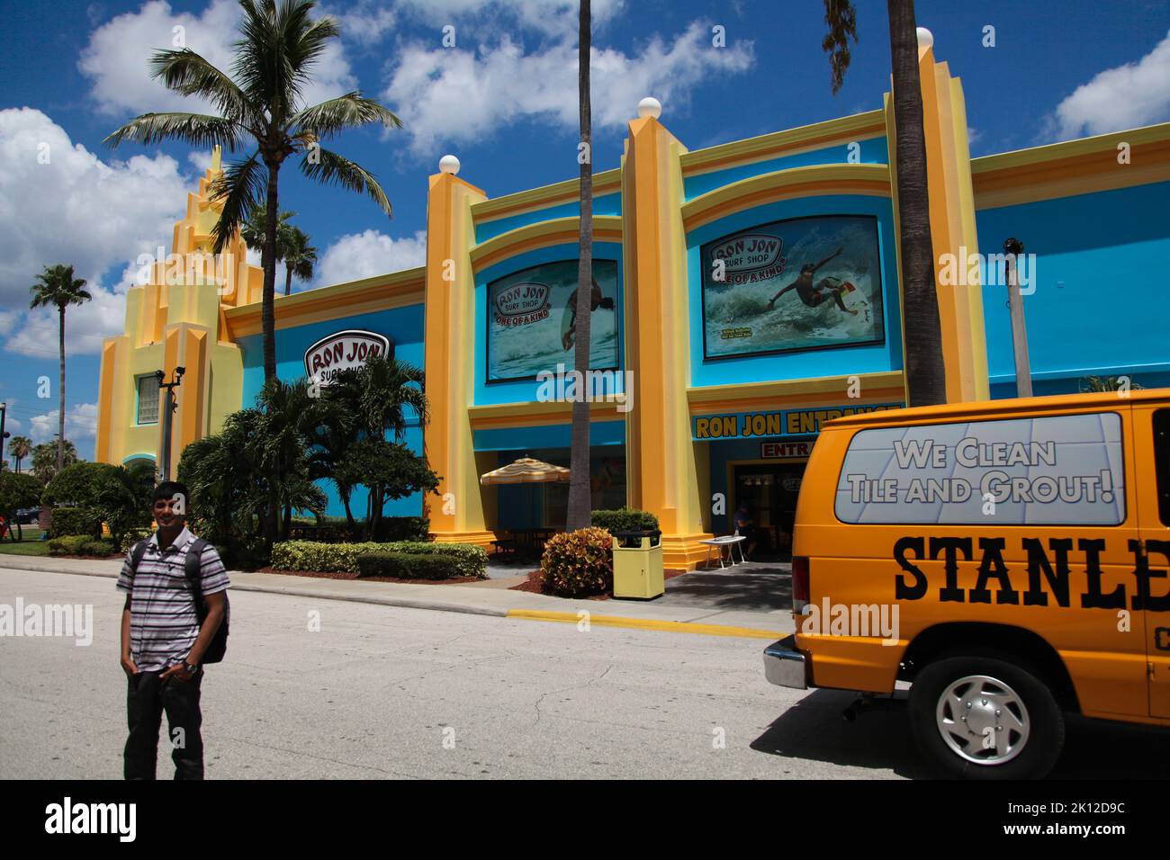 Ron Jon Surf Shop in Cocoa Beach, Florida, USA. Ron Jon Surf Shop ist ein Surfer Style Store Kette wurde 1959 gegründet. Stockfoto
