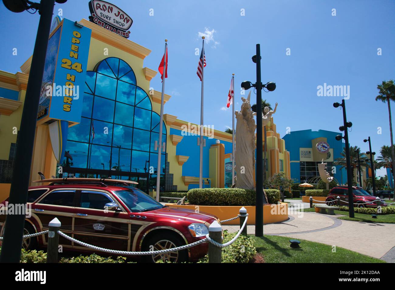 Ron Jon Surf Shop in Cocoa Beach, Florida, USA. Ron Jon Surf Shop ist ein Surfer Style Store Kette wurde 1959 gegründet. Stockfoto