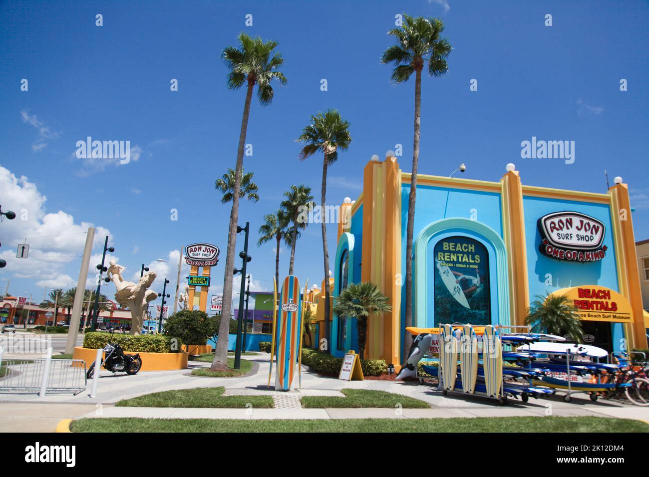 Ron Jon Surf Shop in Cocoa Beach, Florida, USA. Ron Jon Surf Shop ist ein Surfer Style Store Kette wurde 1959 gegründet. Stockfoto
