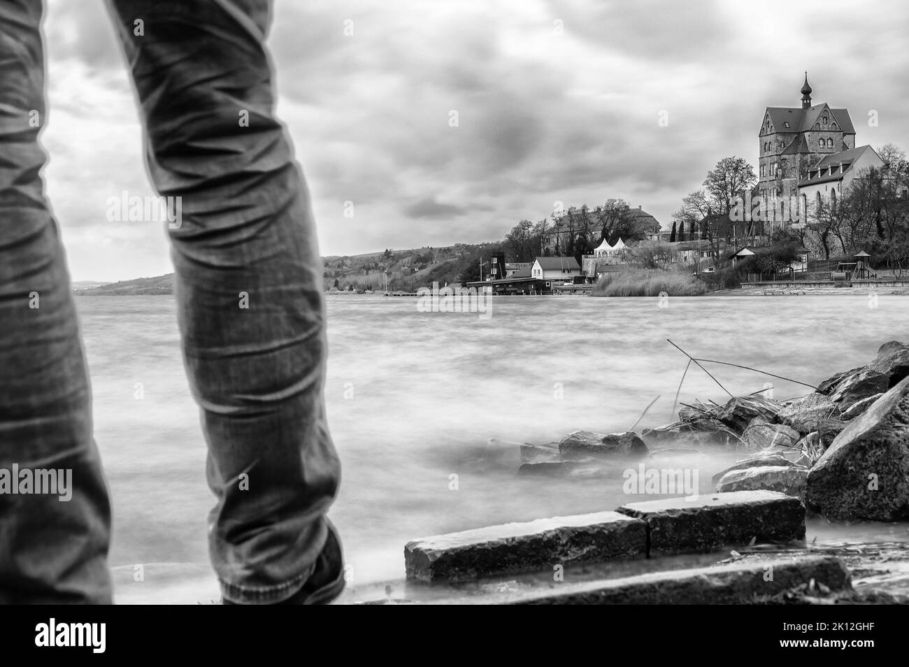 Der Mensch steht am Ufer des Sweet Lake in Seeburg mit einem fantastischen Blick auf den See und die Burg Stockfoto