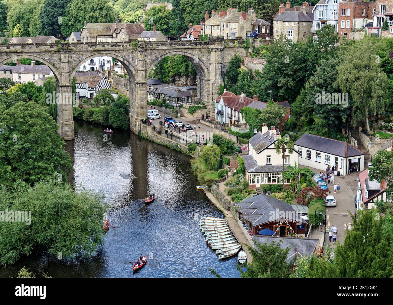 Knaresborough, North Yorkshire - Blick auf den Fluss Nidd und den ikonischen Eisenbahnviadukt von der Burgmauer aus. Stockfoto