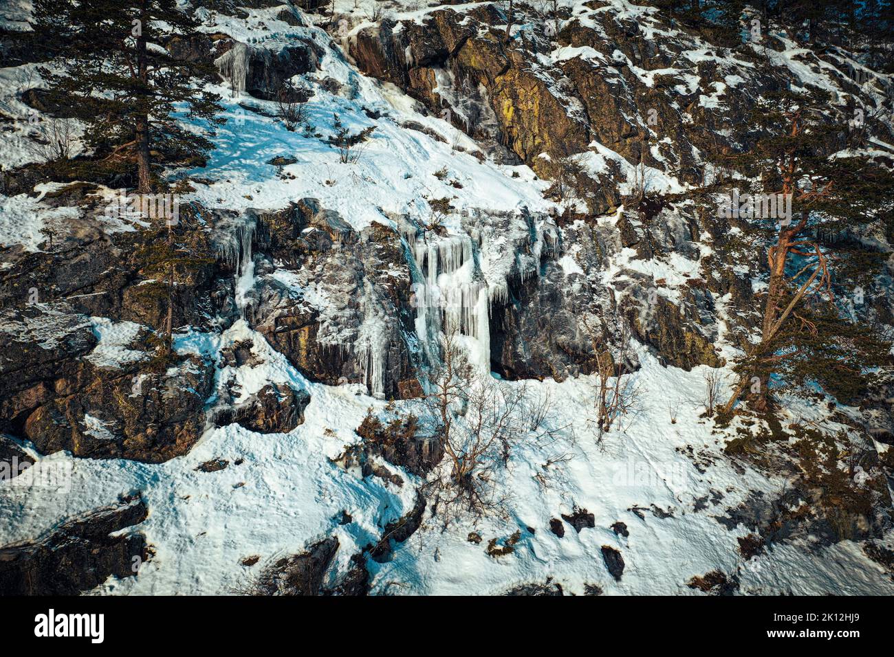 Eiszapfen auf den Felsformationen des norwegischen Berges Ørnfjellnuten im Setesdal Stockfoto