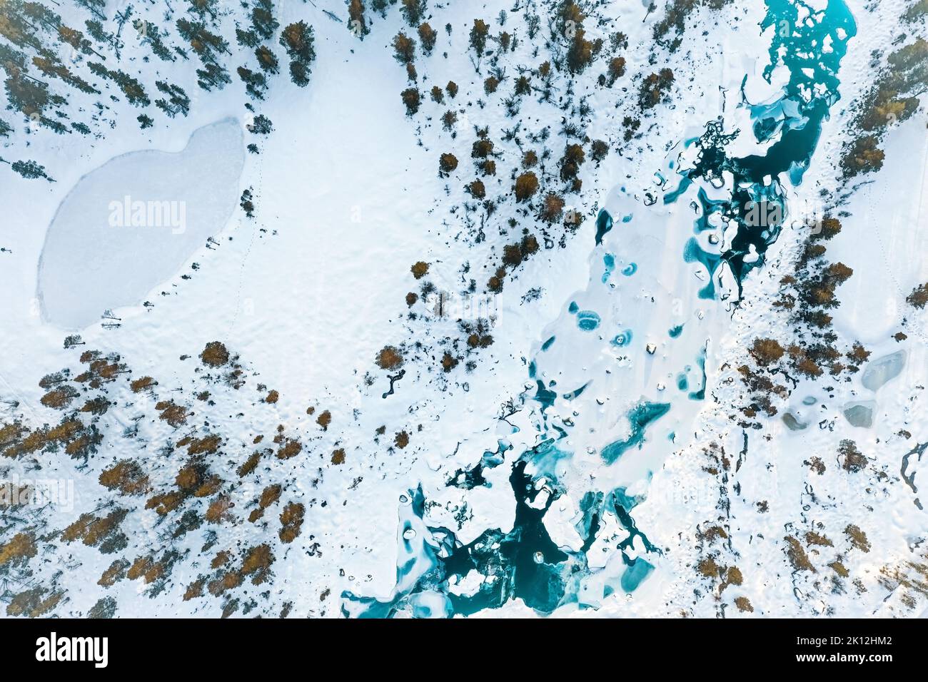 Luftaufnahme der verschneiten Winterlandschaft mit Eisschilden des gefrorenen Otra Flusses im norwegischen Setesdal Stockfoto