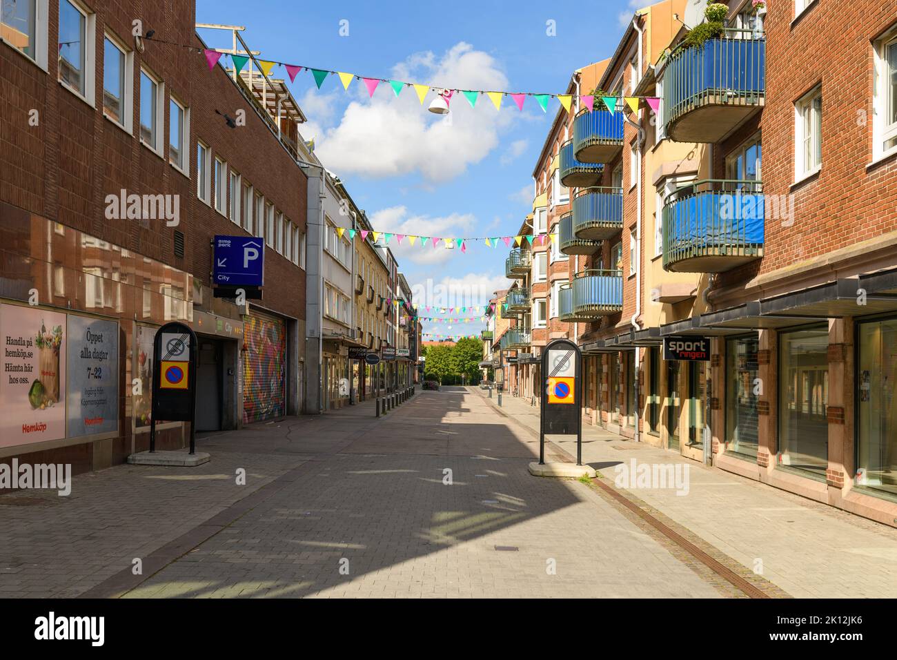 Halmstad, Schweden - 21. August 2022: Leere Klammerdammsgatan-Straße im Stadtzentrum von Halmstad an sonnigen Sommertagen ohne Menschen Stockfoto