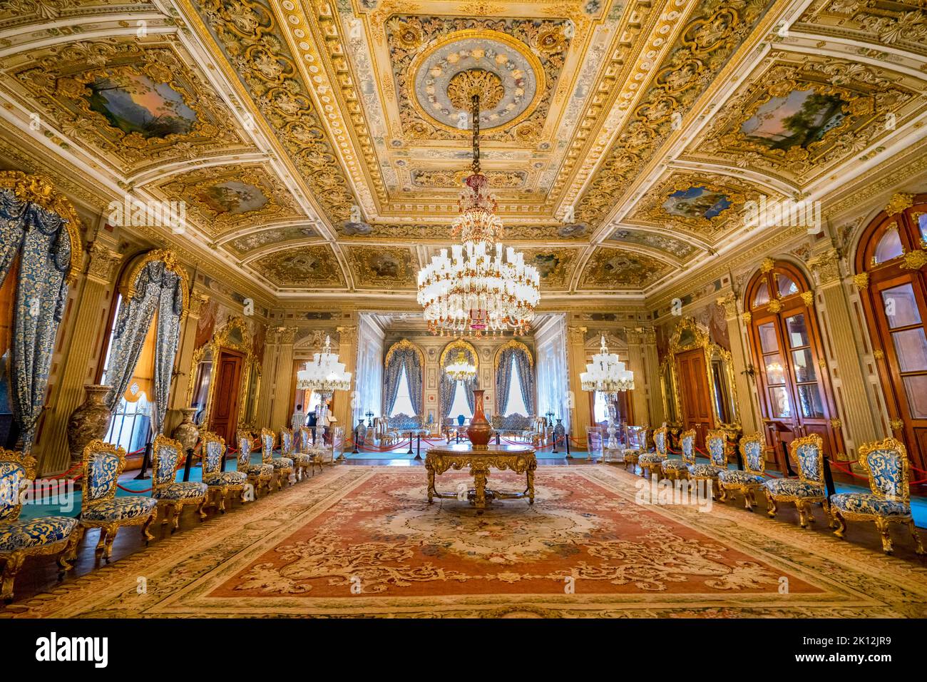 Innenansicht des Dolmabahce Palastes (Blaue Halle). Dolmabahce ist der ...