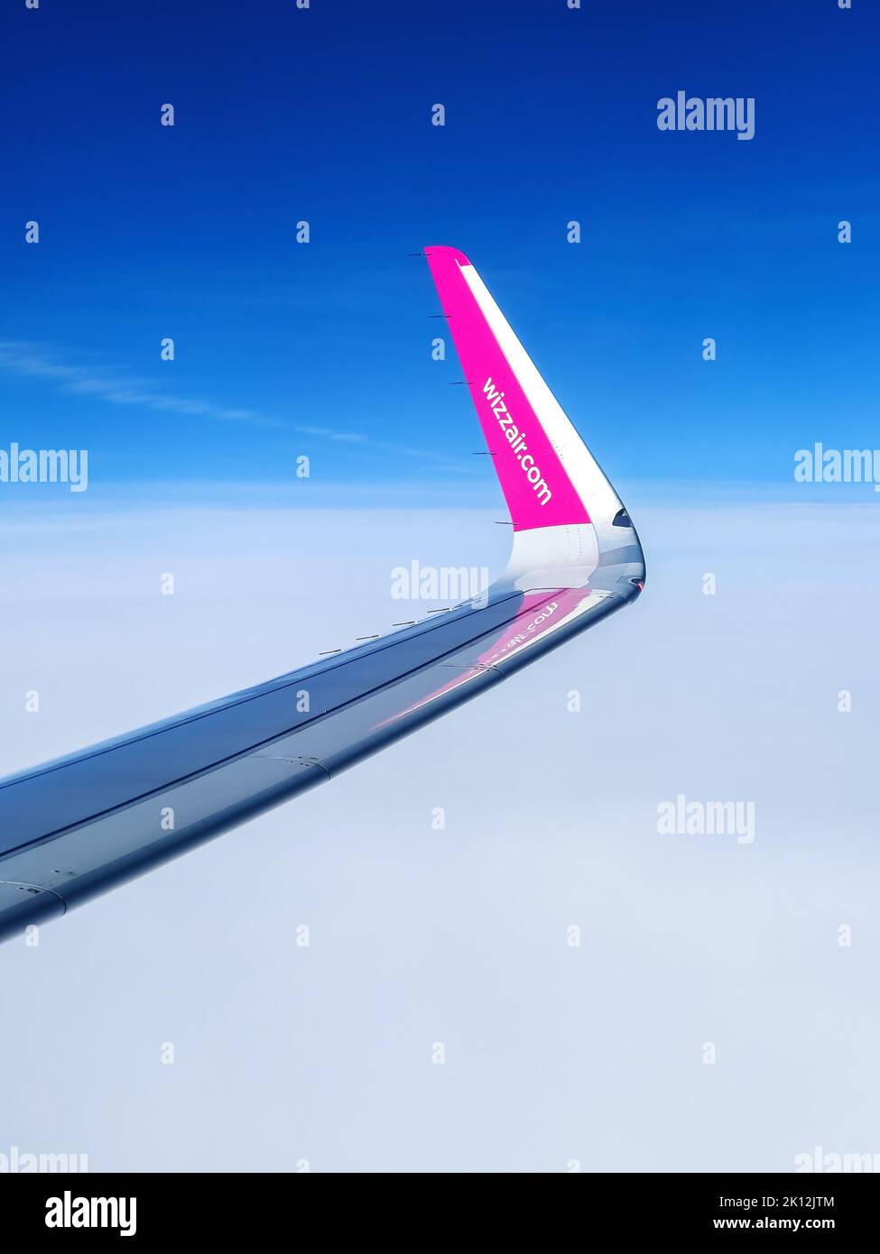 Malmö, Schweden - 22. August 2022: Linker Flügel des WizzAir-Flugzeugs nach dem Start über dem Flughafen Malmo Sturup in Richtung Belgrad, Serbien Stockfoto