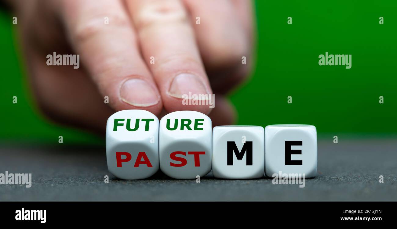 Hand dreht Würfel und ändert den Ausdruck 'Past Me' in 'Future Me'. Stockfoto