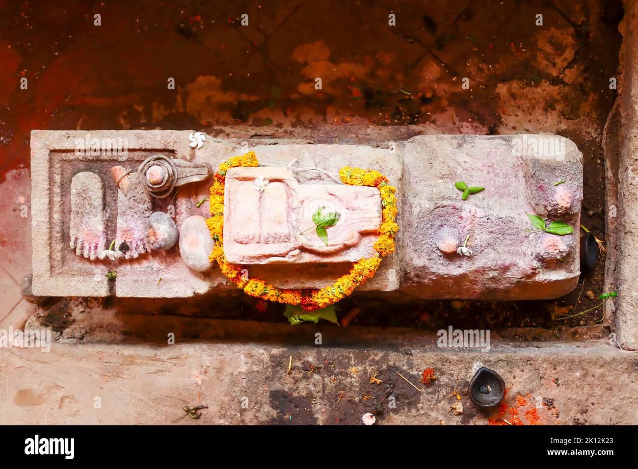 Paduka und Shiv Lingam in Shri Vitthal Mandir, Gandhi Chowk, Saraf Bazar, Pachora, Maharashtra, Indien Stockfoto