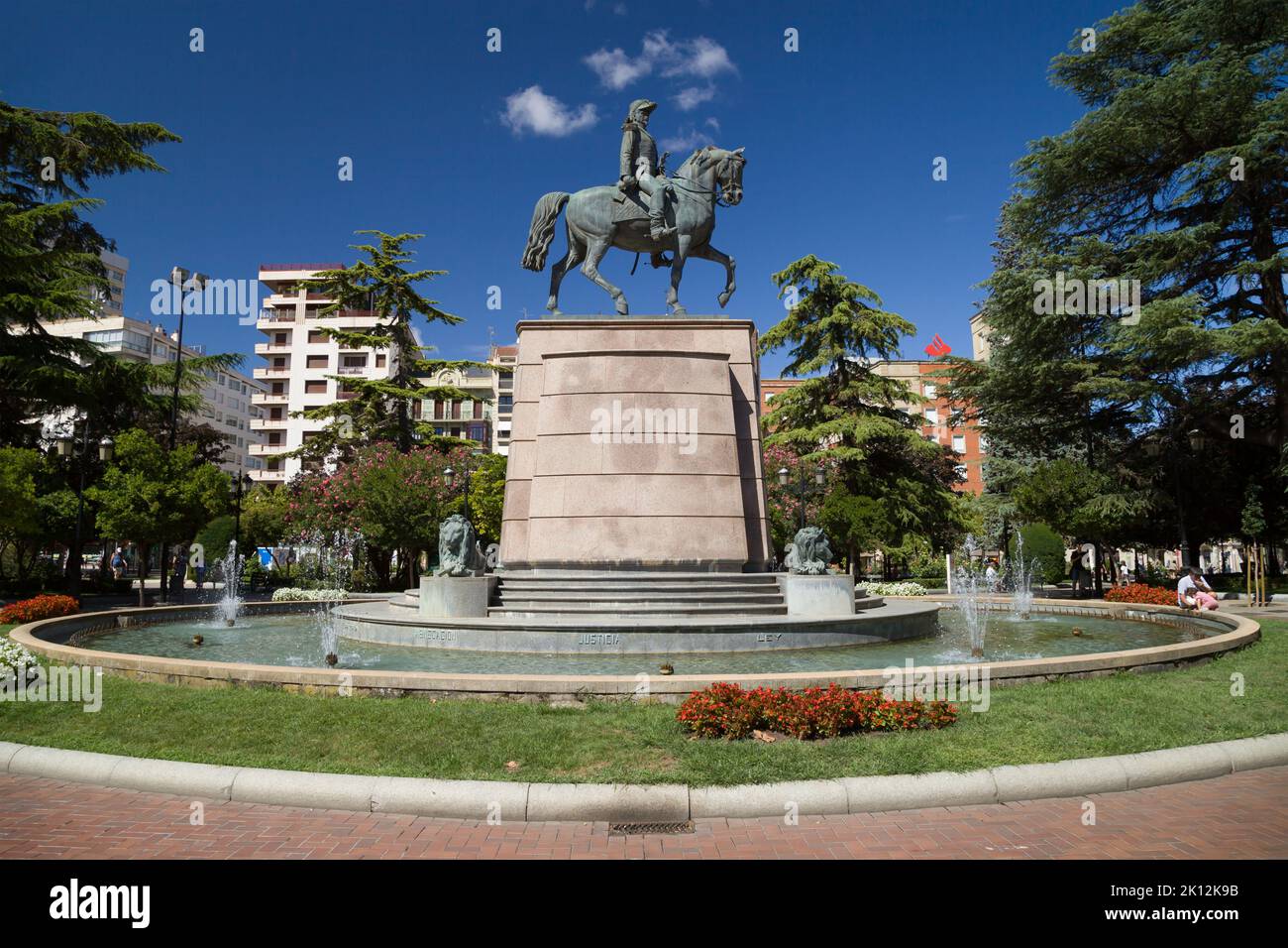 Logrono, Spanien - 17. August 2022: Denkmal des Generals Espartero in Paseo del Espolon, Logrono, Spanien. Stockfoto