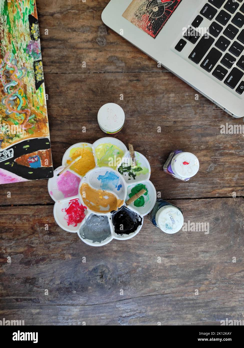 Aquarellpalette mit verschiedenen Farben mit Pinsel und Malwerkzeug Stockfoto