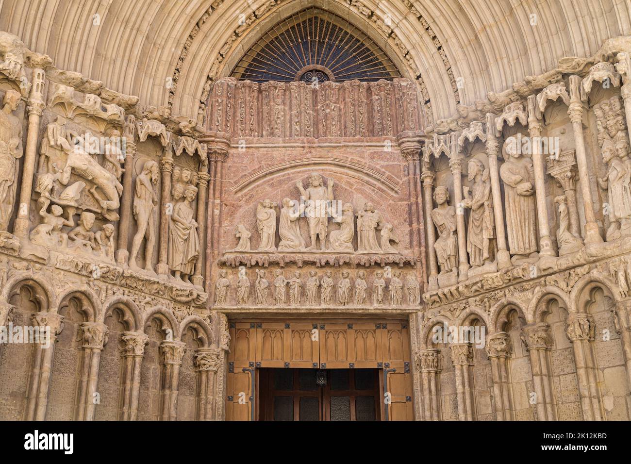 Detail des Portals der Kirche San Bartolome in Logrono, Spanien. Stockfoto