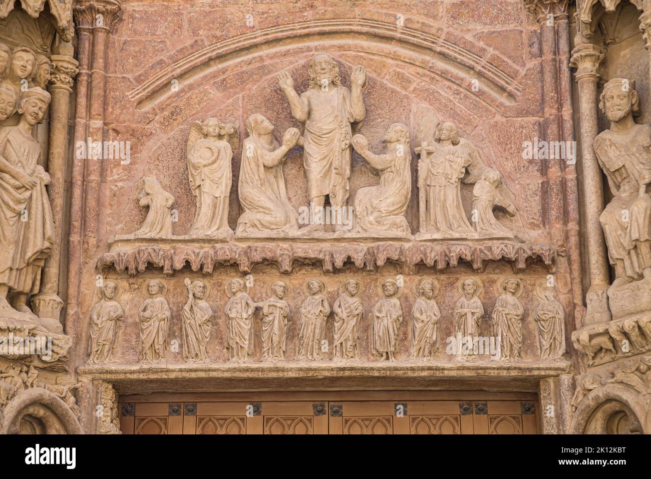 Tympanon der Veranda der Kirche San Bartolomé in Logrono, Spanien. Stockfoto