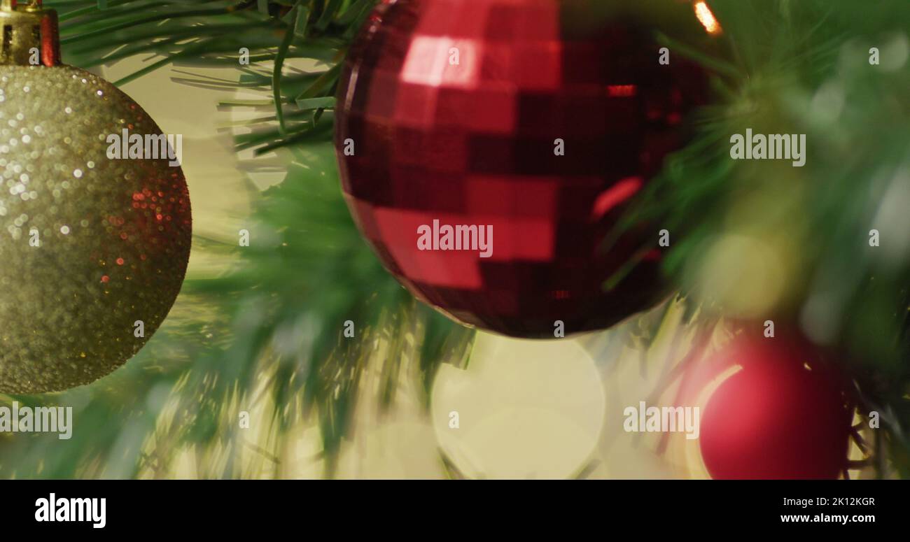 Bild von weihnachtsbaum mit Kugeln und aus Fokus Lichterkette Hintergrund Stockfoto