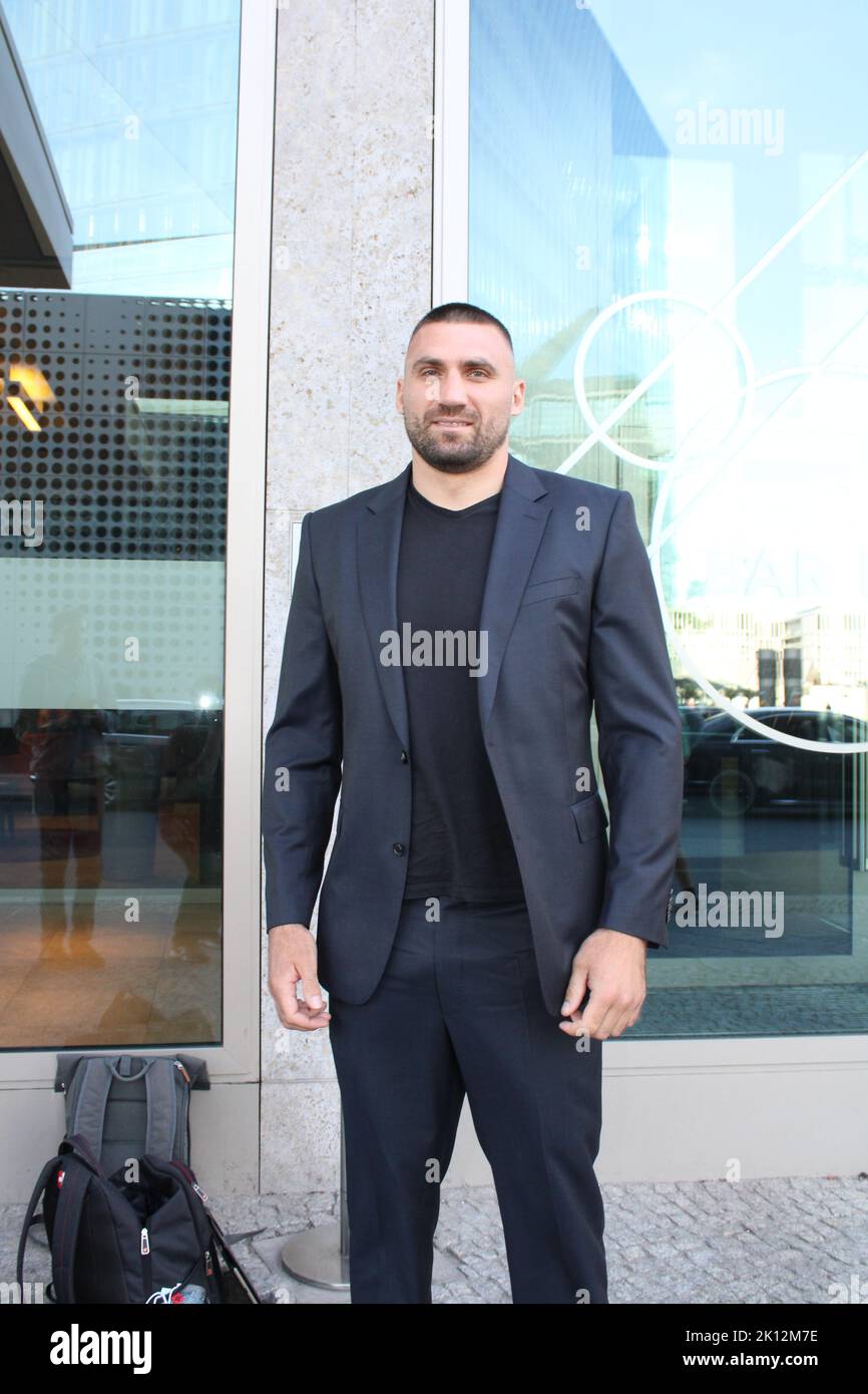 Wiktor Wychryst aka Viktor Faust bei der Ankunft zu den HERQUL Awards 2022:die German Boxing Awards im Tipi am Kanzleramt. Berlin, 04.09.2022 Stockfoto