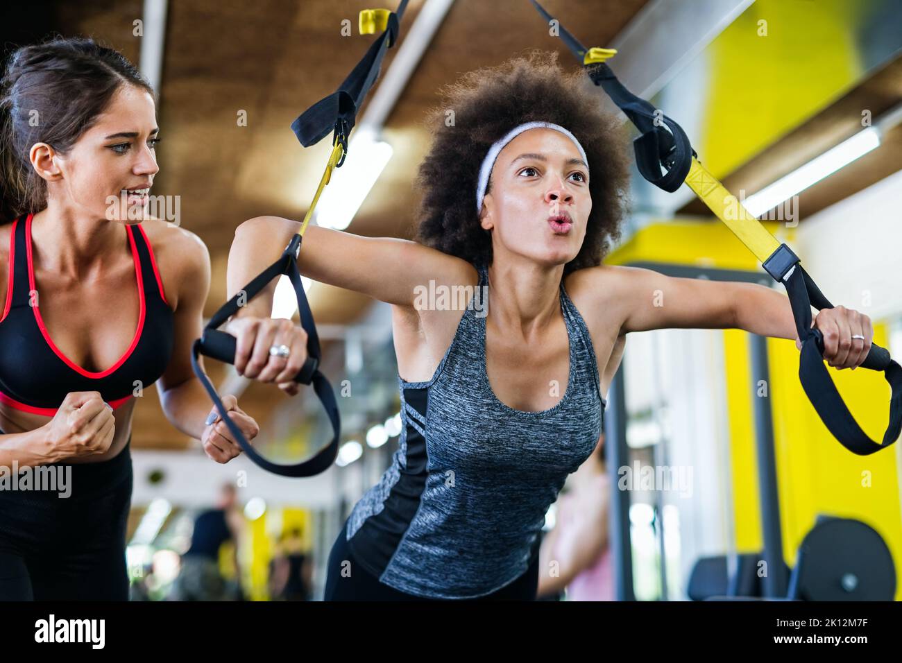 Schön fittige Frauen, Freunde, die gemeinsam im Fitnessstudio trainieren. Sport, Menschen Konzept Stockfoto