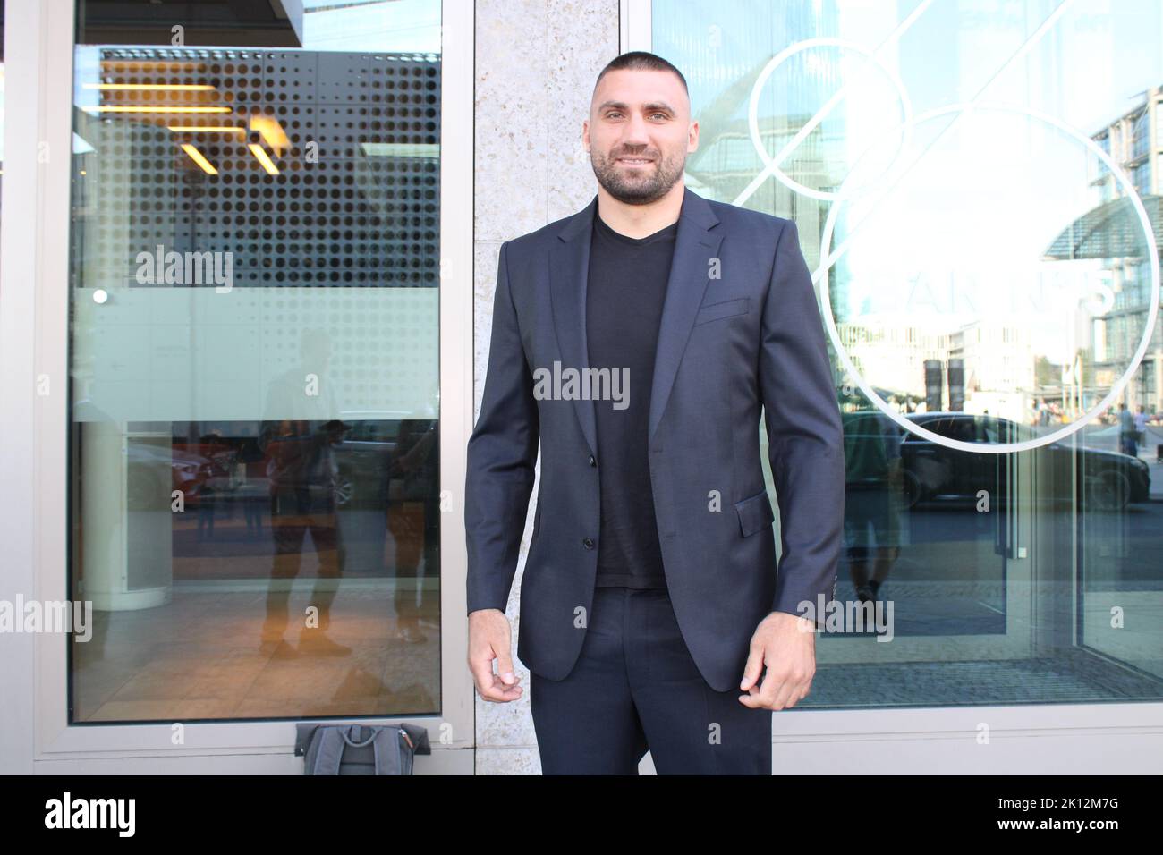 Wiktor Wychryst aka Viktor Faust bei der Ankunft zu den HERQUL Awards 2022:die German Boxing Awards im Tipi am Kanzleramt. Berlin, 04.09.2022 Stockfoto