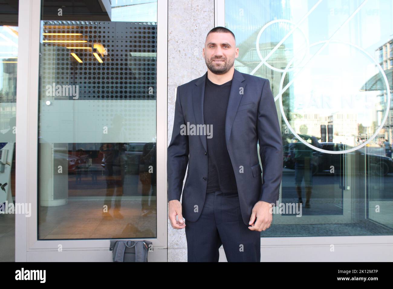 Wiktor Wychryst aka Viktor Faust bei der Ankunft zu den HERQUL Awards 2022:die German Boxing Awards im Tipi am Kanzleramt. Berlin, 04.09.2022 Stockfoto
