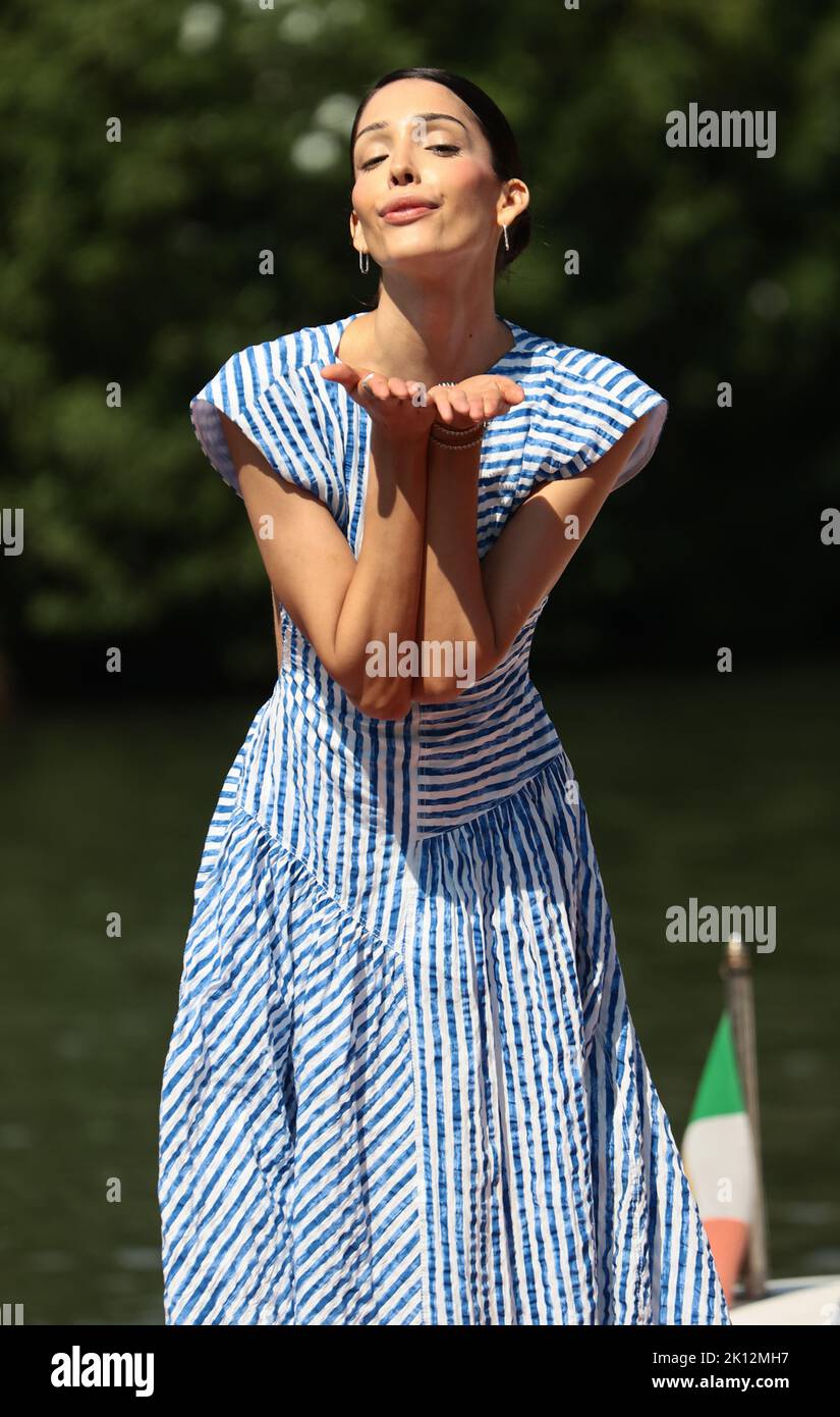 VENEDIG, ITALIEN - 31. AUGUST: Zión Moreno wird am Pier von Excelsior während der Internationalen Filmfestspiele von Venedig 79. am 31. August 2022 ankommen sehen Stockfoto