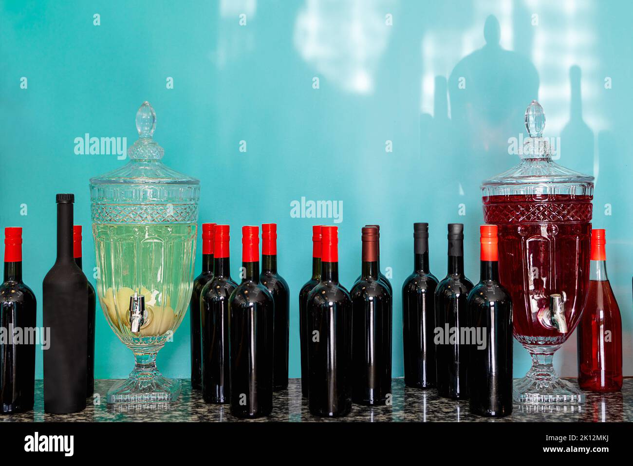 Flaschen Wein und andere Getränke auf blauem Hintergrund, mit Kopierraum, Lifestyle Stockfoto