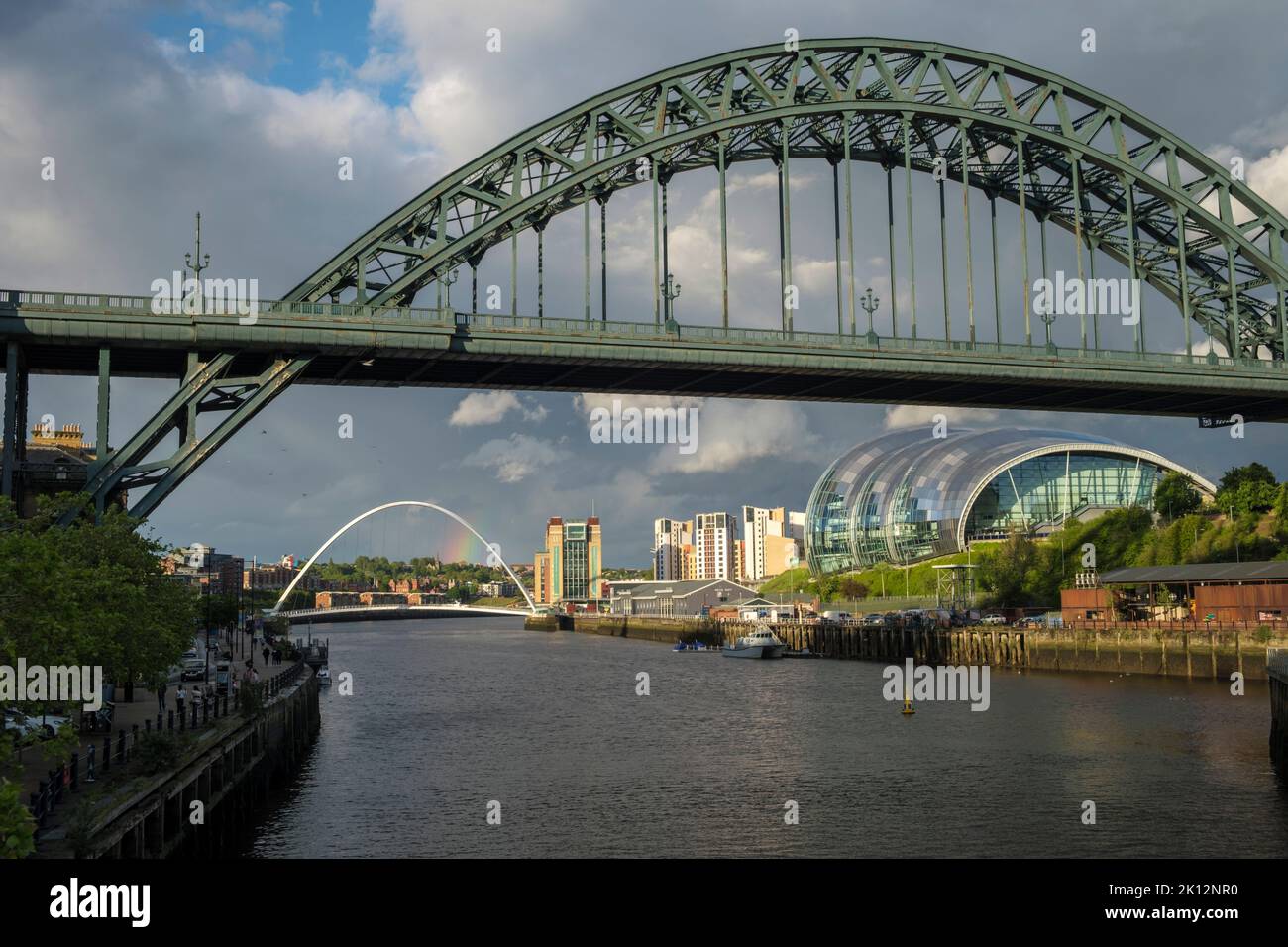 Tyne Bridge und Sage Center in Newcastle an einem stürmischen Frühlingsabend Stockfoto