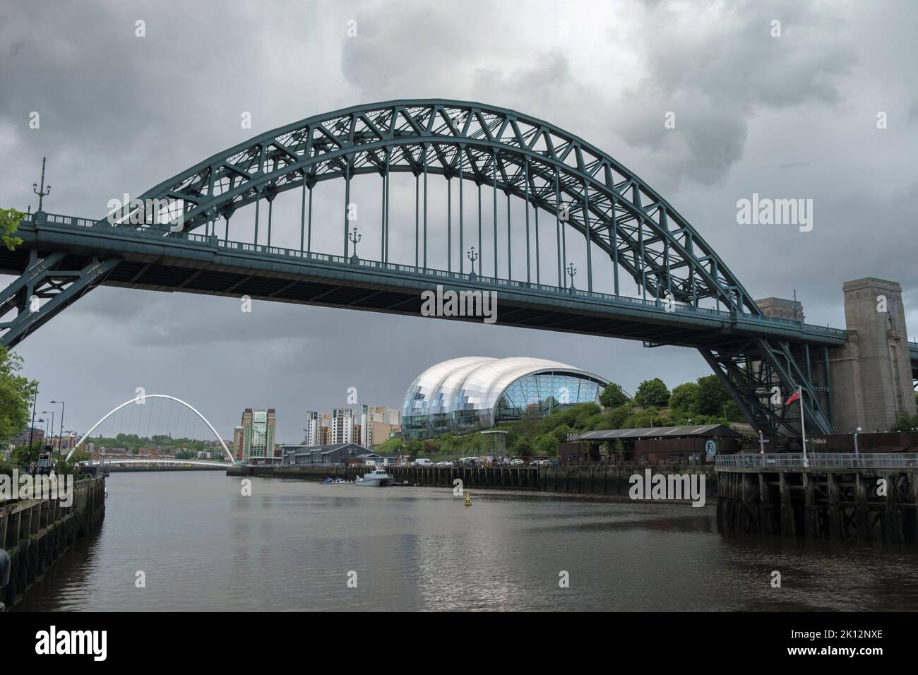 Tyne Bridge und Sage Center in Newcastle an einem stürmischen Frühlingsabend Stockfoto