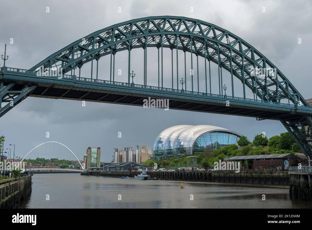 Tyne Bridge und Sage Center in Newcastle an einem stürmischen Frühlingsabend Stockfoto