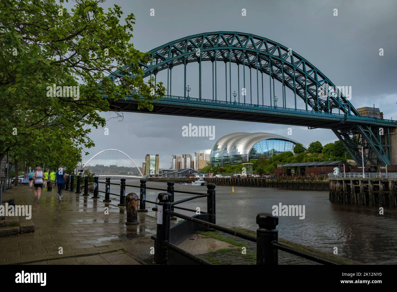 Tyne Bridge und Sage Center in Newcastle an einem stürmischen Frühlingsabend Stockfoto