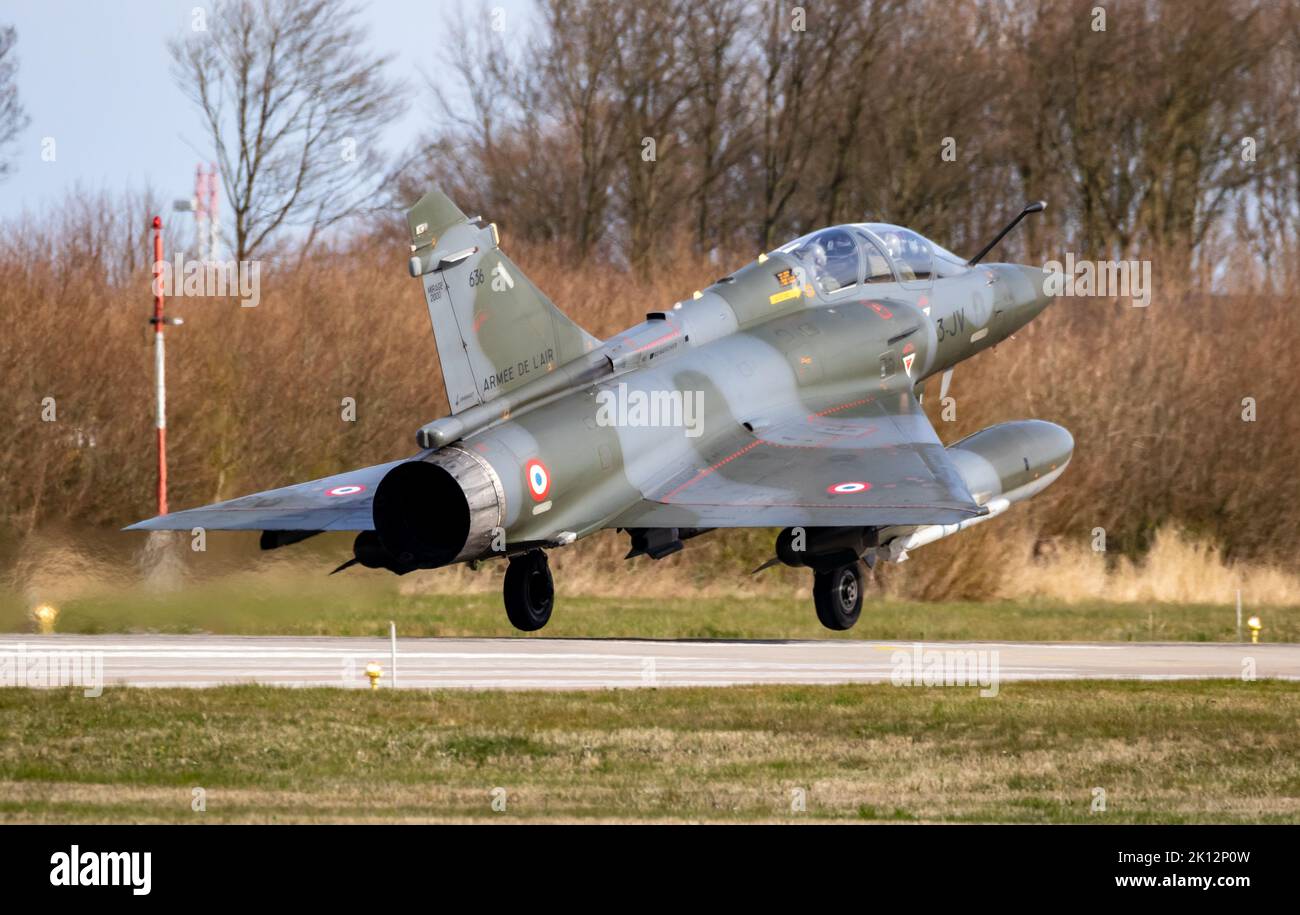 Die französischen Luftstreitkräfte Dassault Mirage starten 2000 Kampfflugzeuge vom Flugplatz Leeuwarden. Niederlande 30. März 2022 Stockfoto