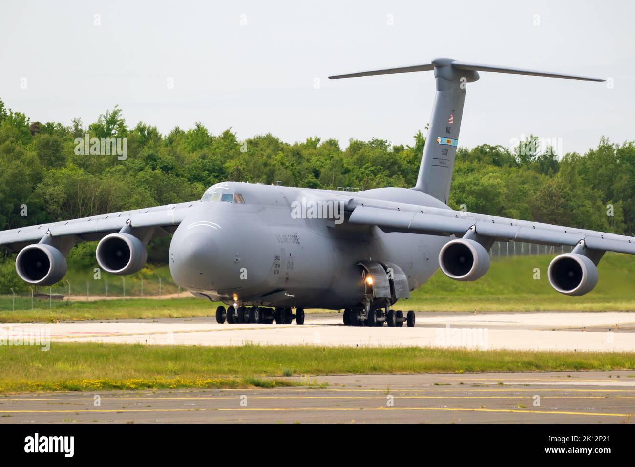 US Air Force Lockheed C-5M Galaxy Transportflugzeug rollt auf die Start- und Landebahn. USA - 17. Mai 2022 Stockfoto