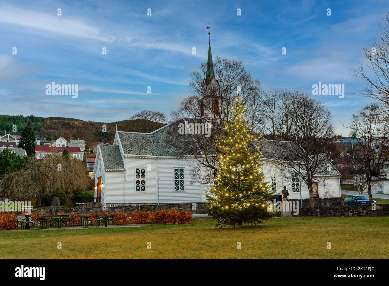Ulstein Kirche mit Weihnachtsbaum davor. Stockfoto