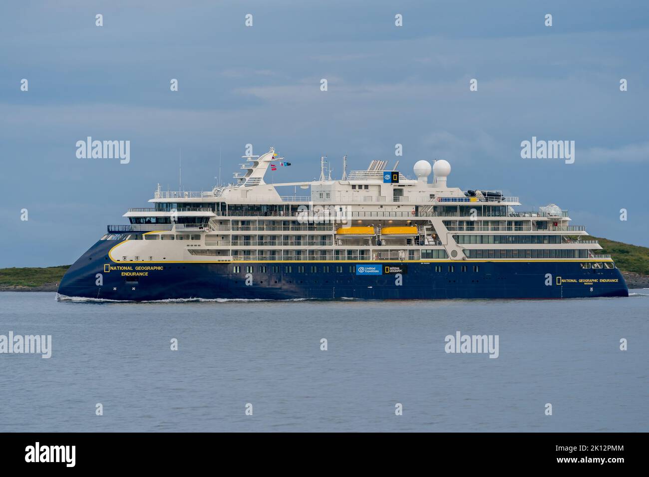 Erkundungsschiff National Geographic Endurance in Ulsteinfjord für Seewege Stockfoto