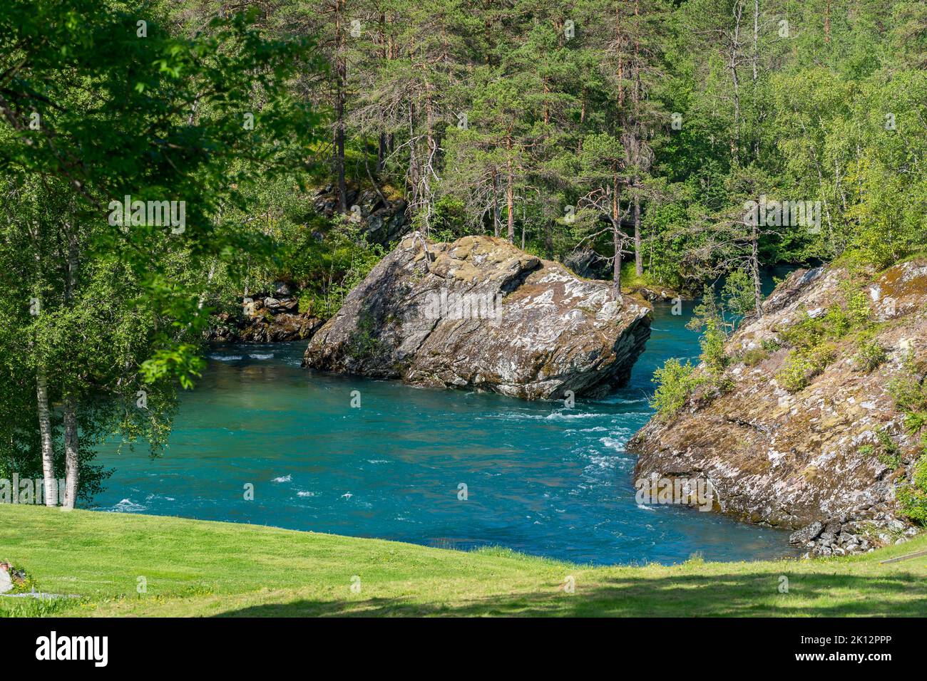 Schöner grüner Fluss durch das Tal von Valldalen mit grünem Wald. Stockfoto