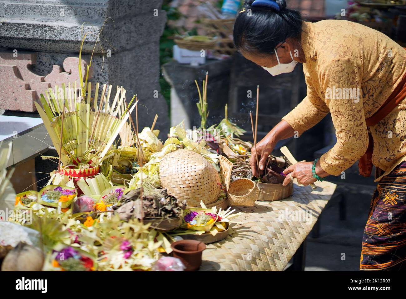 Bali, Indonesien - 13. April 2022 - balinesische Hindu-Frau bereitet 