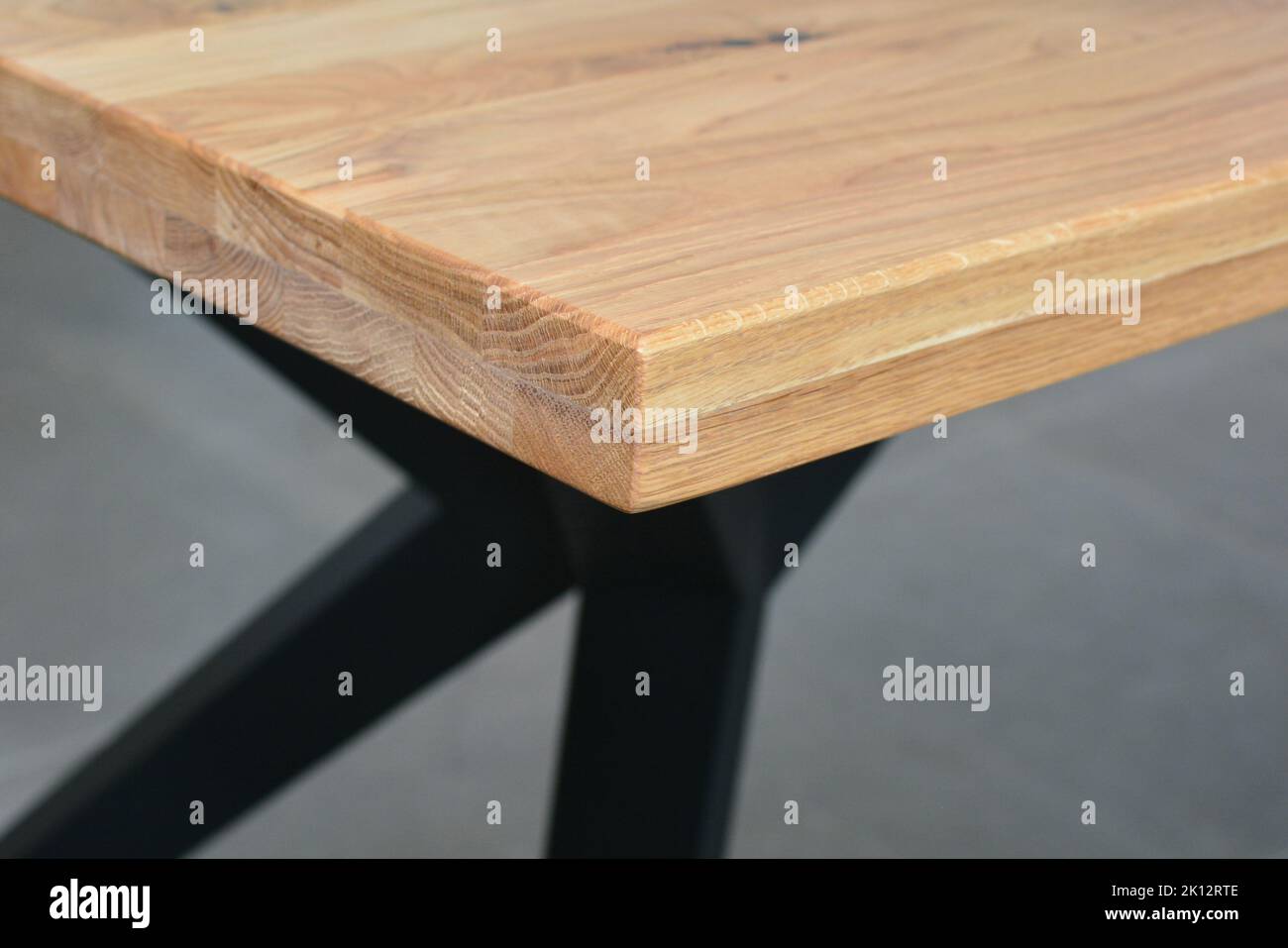 Oberfläche mit Holzmöbeln. Naturholz Nahaufnahme Foto Hintergrund. Tischplatte und Beine aus Massivholz. Eco Möbelproduktion, Fertigungskonzept Stockfoto