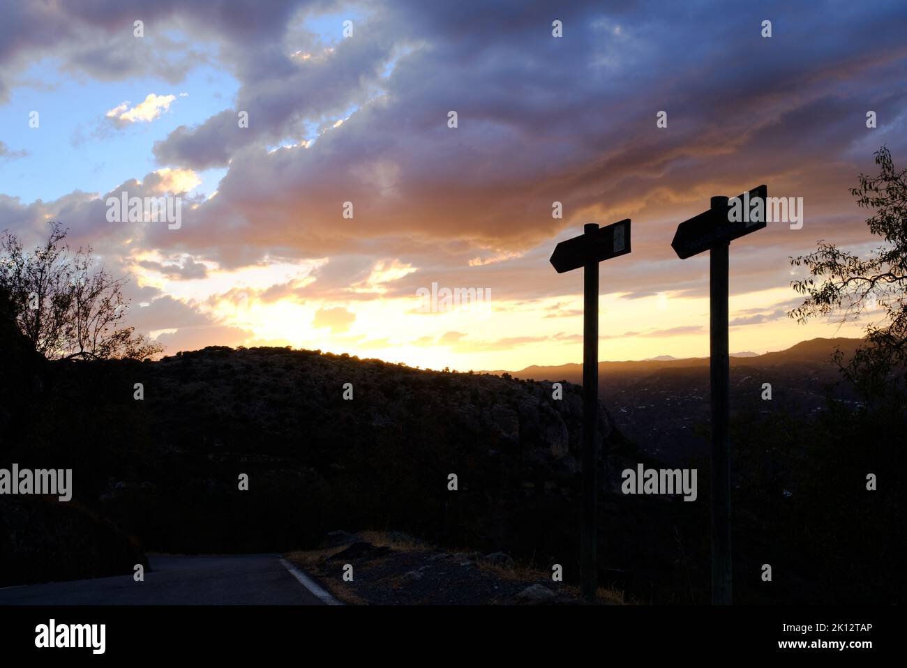 Sonnenuntergang in den Bergen oben Pueblo von Comares, Axarquia, Malaga, Andalusien, Costa del Sol, Spanien Stockfoto