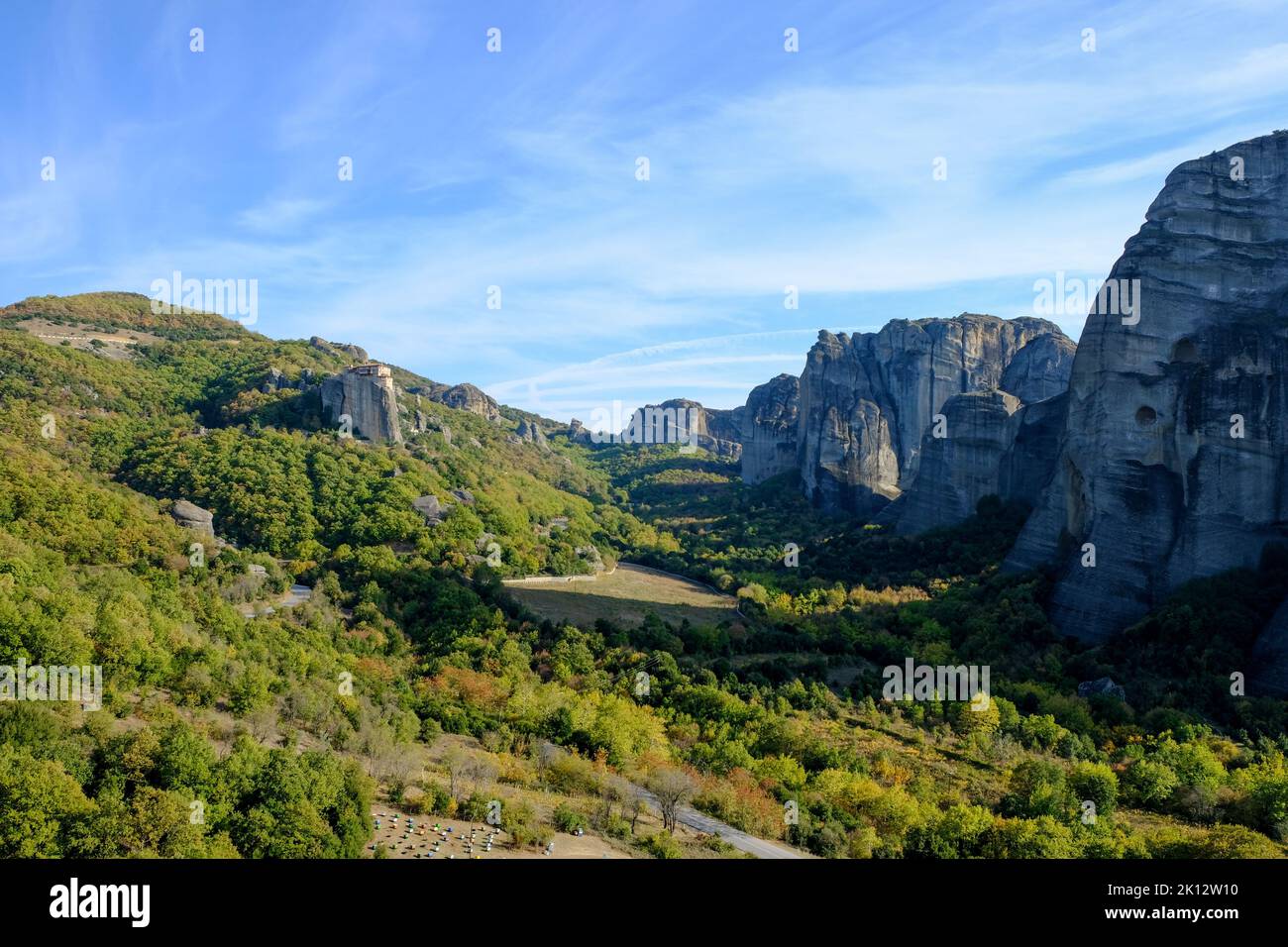 Urlaub: Die wunderbaren '13 Klöster' und ihre atemberaubende Umgebung in Meteora auf dem griechischen Festland Stockfoto