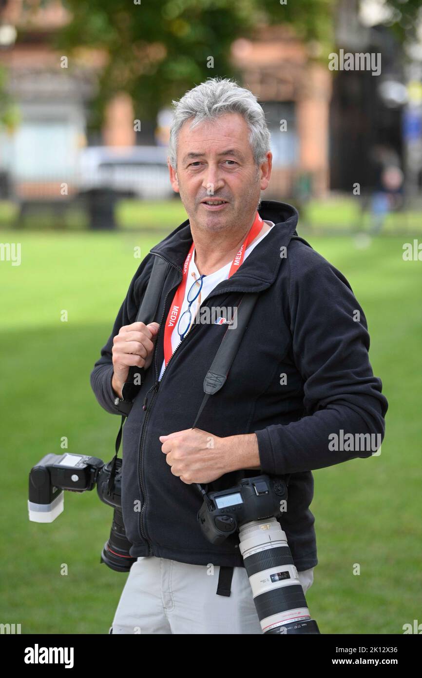 Paul Faith, der einzige Fotograf, der den historischen Moment einfängt, in dem die Königin Sinn Feins Martin McGuinness begrüßte, der sich daran erinnert hat, dass er den längsten Handschlag aller Zeiten gedreht hat. Faith von Co Antrim wurde gebeten, das Bild des Treffens des Monarchen mit dem ehemaligen Kommandanten der IRA im Lyric Theatre in Belfast im Jahr 2012 zu machen. Ausgabedatum: Freitag, 9. September 2022. Stockfoto