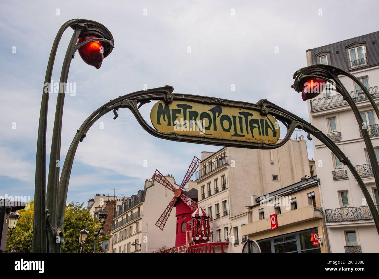 Paris, Frankreich. August 2022. Das markante Stadtschild mit dem Moulin Rouge im Hintergrund. Hochwertige Fotos Stockfoto