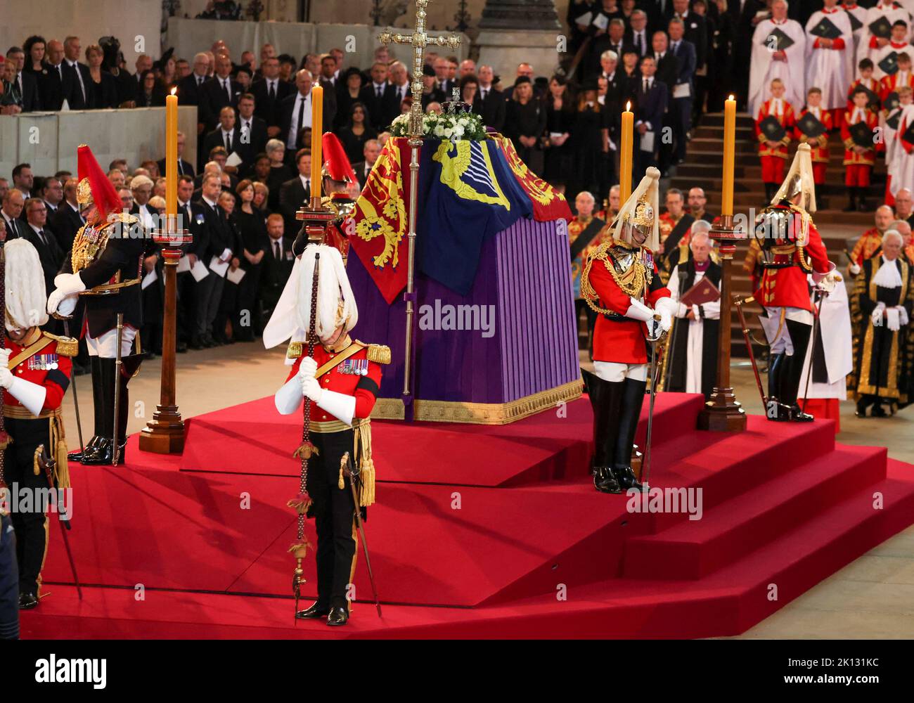 Der Sarg von Königin Elizabeth II. In der Westminster Hall, London, wo er vor ihrer Beerdigung am Montag in einem Zustand liegen wird. Bilddatum: Mittwoch, 14. September 2022. Stockfoto