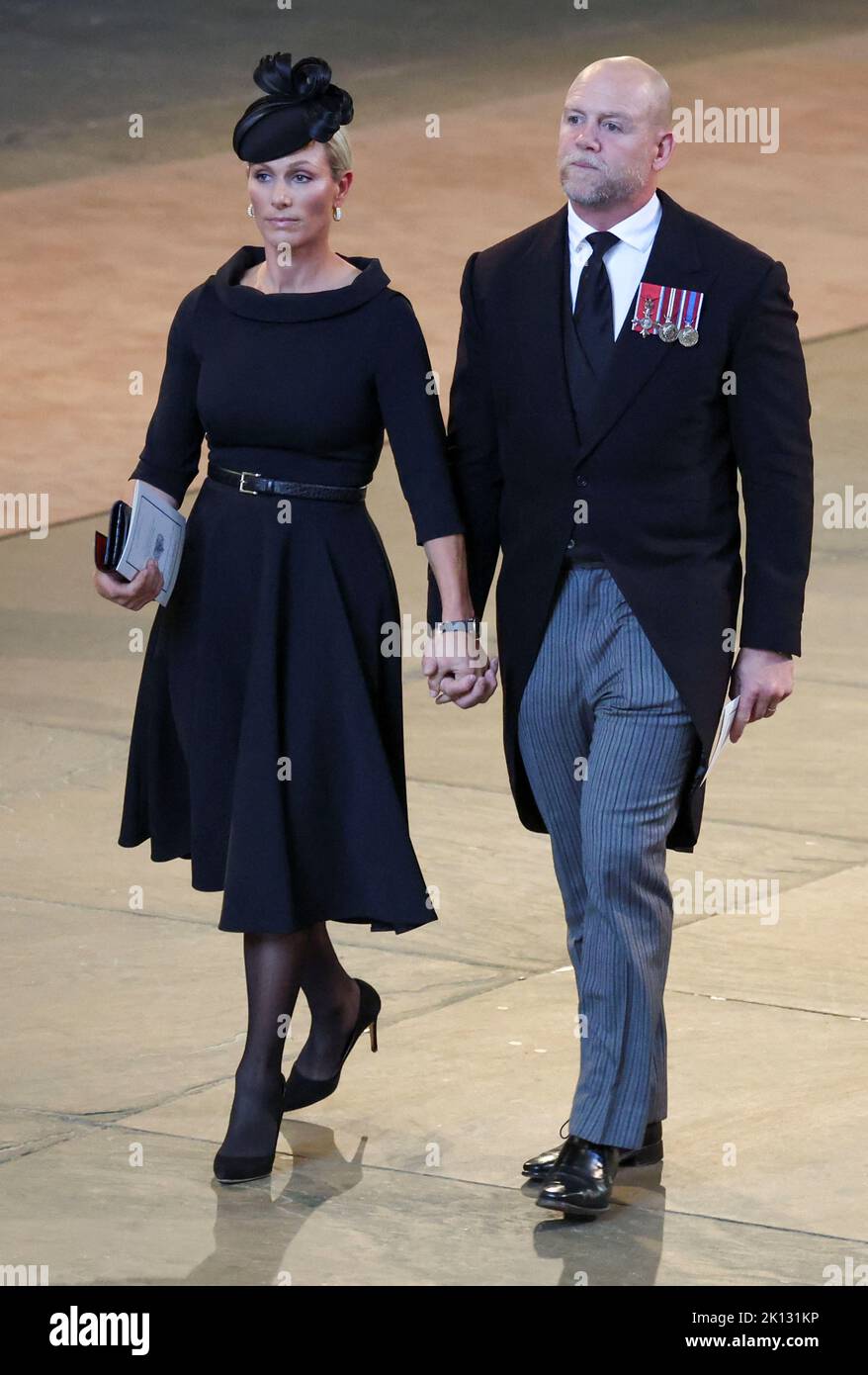 Zara und Mike Tindall am Sarg von Königin Elizabeth II. In der Westminster Hall, London, wo er vor ihrer Beerdigung am Montag in einem Zustand liegen wird. Bilddatum: Mittwoch, 14. September 2022. Stockfoto