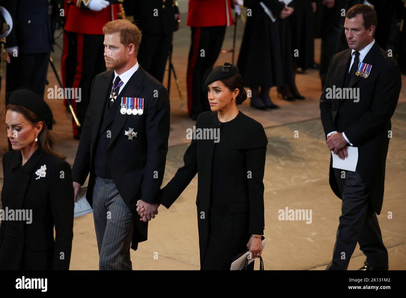 Der Herzog und die Herzogin von Sussex am Sarg von Königin Elizabeth II. In der Westminster Hall, London, wo er vor ihrer Beerdigung am Montag in einem Zustand liegen wird. Bilddatum: Mittwoch, 14. September 2022. Stockfoto