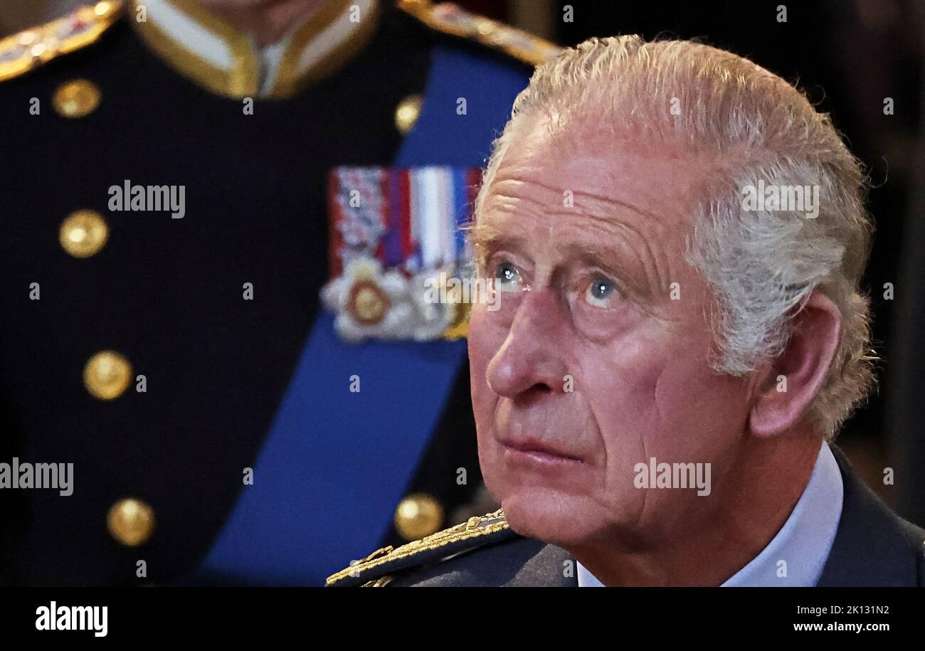 König Charles III. Mit dem Sarg von Königin Elizabeth II. In der Westminster Hall, London, wo er vor ihrer Beerdigung am Montag in einem Zustand liegen wird. Bilddatum: Mittwoch, 14. September 2022. Stockfoto